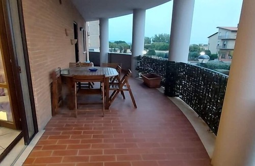 Fratta Apartment | Vibrant apartment in Marsciano with balcony