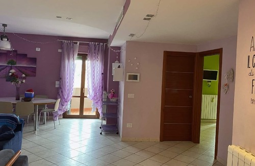 Fratta Apartment | Vibrant apartment in Marsciano with balcony