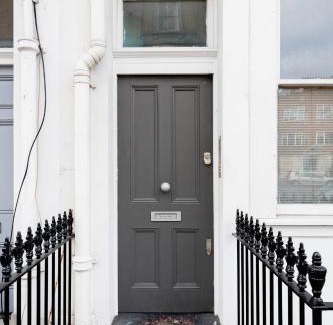Redcliffe Apartment | Vibrant Apartment with a Patio in Chelsea