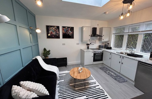 Acocks Green House | Vibrant Bungalow 2 bedroom apartment, secure private parking