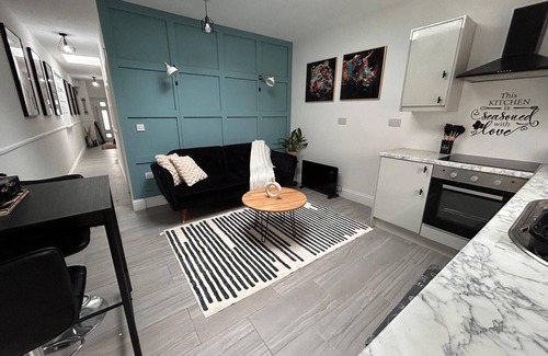Acocks Green House | Vibrant Bungalow 2 bedroom apartment, secure private parking