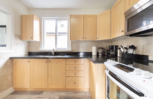 Clanton Park House | ❤ Vibrant ColourPop House [2 Bedrooms|1 Bath]