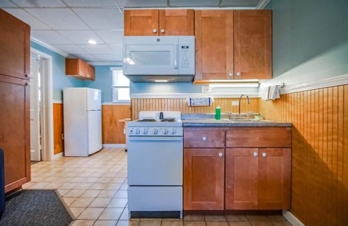 Block Island Condo | Vibrant Condo Ideal for Couples