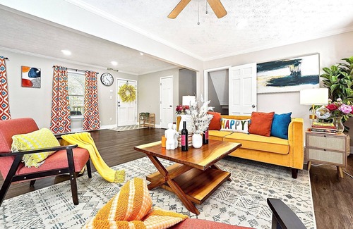 Snellville House | Vibrant & Cozy Home-Sleeps 12-King Bed-Fenced Yard