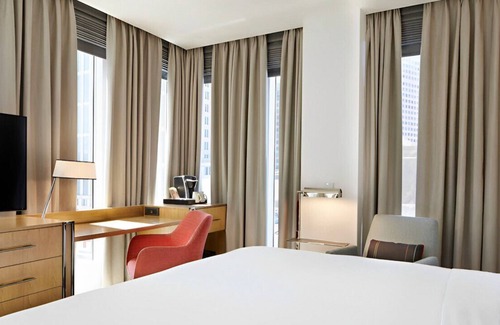 Peachtree Center House | Vibrant & Elegant King Suite with Free Wi-Fi!