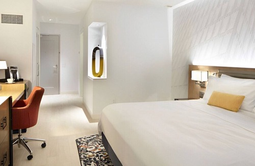 Peachtree Center House | Vibrant & Elegant King Suite with Free Wi-Fi!