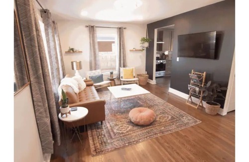 Charlotte House | Vibrant home 7 mins from Uptown