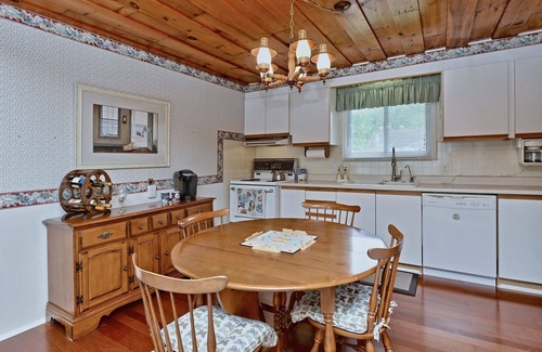 Dunsford Cottage | Vibrant Kawartha Lake Cottage