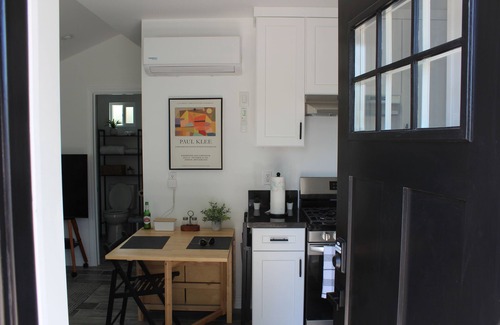 Reseda House | Vibrant Los Angeles Casita