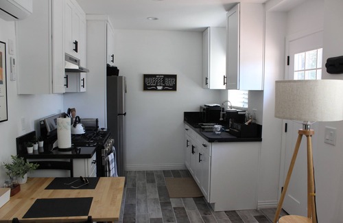 Reseda House | Vibrant Los Angeles Casita