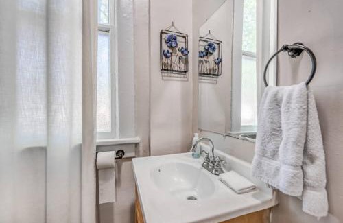 Midtown Apartment | Vibrant Memphis Retreat - Steps from Local Spots
