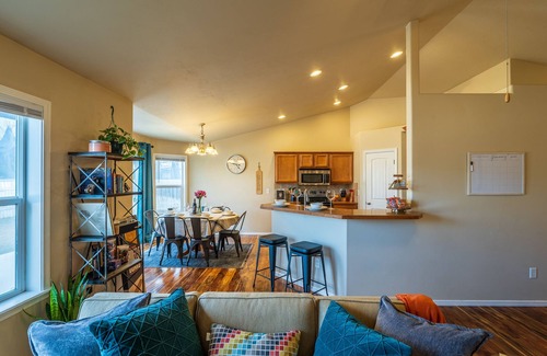 Twin Falls House | Vibrant Oasis by Hospital - Cozy & Eclectic