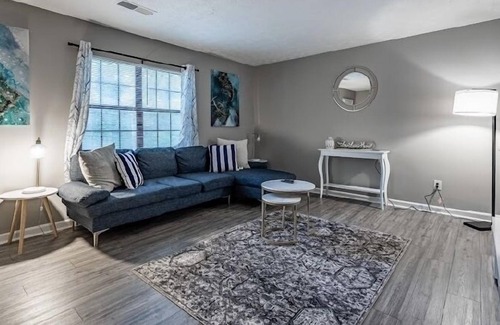 Jefferson Park Apartment | Vibrant & peaceful home in Atlanta with Pool Table