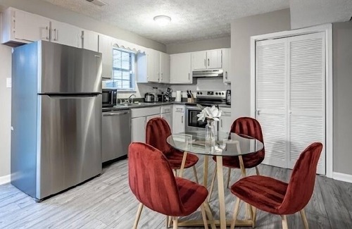 Jefferson Park Apartment | Vibrant & peaceful home in Atlanta with Pool Table