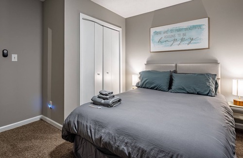 Jefferson Park Apartment | Vibrant & peaceful home in Atlanta with Pool Table