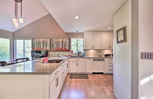 Solana Beach Condo | Vibrant Solana Beach Condo, 1 Mi to Beaches!
