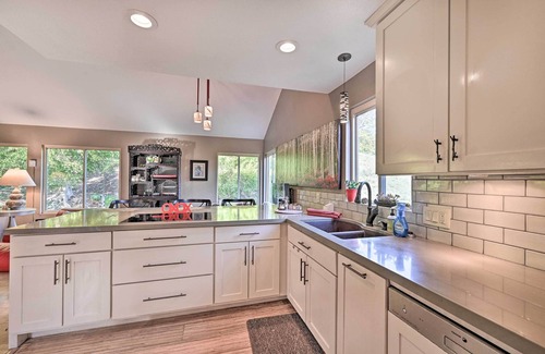 Solana Beach Condo | Vibrant Solana Beach Condo, 1 Mi to Beaches!