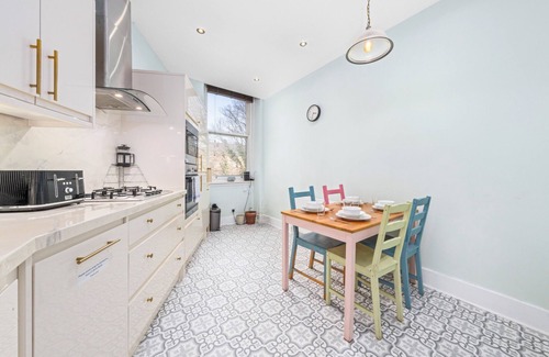 Glasgow Westend Apartment | Vibrant Spacious Apartment In West End