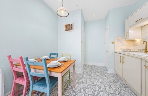 Glasgow Westend Apartment | Vibrant Spacious Apartment In West End