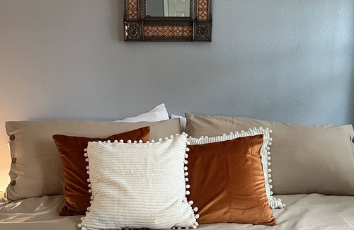 Northglenn House | Vibrant, spacious, tri-level private home by park, safe area