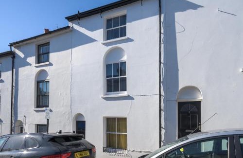 Montpelier House | Vibrant Spring Street with Garden
