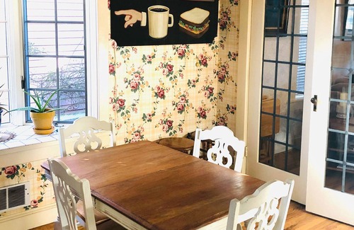 North Bend House | Vibrant Victorian with deck, fireplace, & washer/dryer - near shops/dining/water