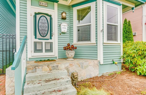 North Bend House | Vibrant Victorian with deck, fireplace, & washer/dryer - near shops/dining/water