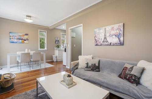 Featherston House | Vibrant Villa - Featherston Holiday Home