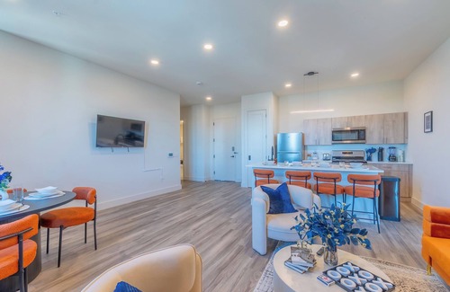 Orange Apartment | Vibrant Visit 4BR, 4bath, Park 2cars FREE/20% OFF