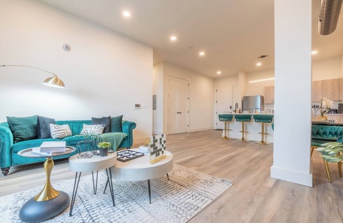 Orange Apartment | Vibrant Visit 4BR, 4bath, Park 2cars FREE/20% OFF