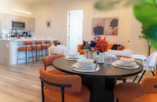 Orange Apartment | Vibrant Visit 4BR, 4bath, Park 2cars FREE/20% OFF