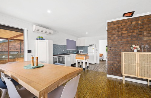 Sellicks Beach House | Vic's Place ~ Sellicks Beach - Chic Esplanade Retreat Perfect for Families