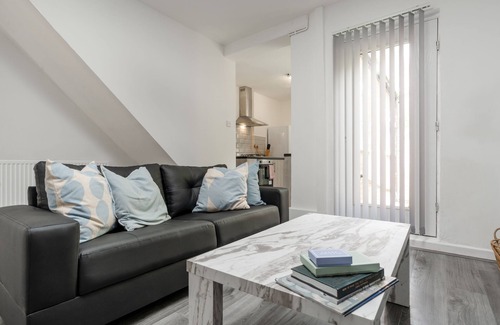 Liverpool House | Vichy - Strathcona Suites, 3 Beds Houses in Wavertree