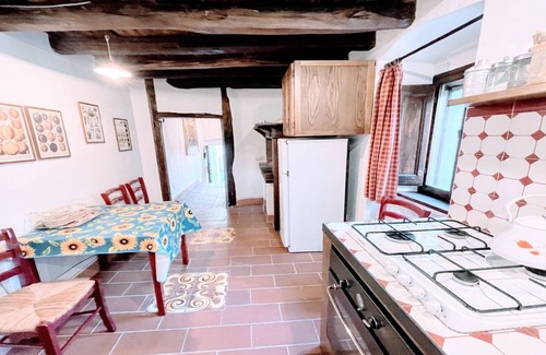 Spoleto Villa | Vicolo : Picturesque cottage with balcony + patio/seats 4/5 in private village