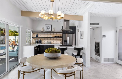 Sunmor House | Victor Victoria Hideaway- True PS Retreat!