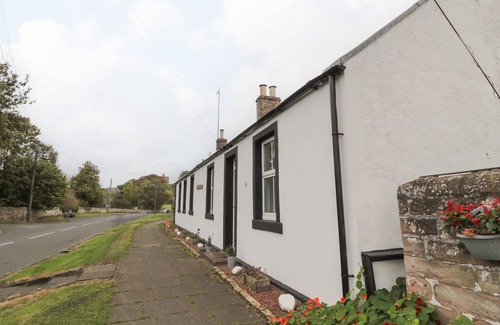 Norham Cottage | VICTORIA COTTAGE, pet friendly, with open fire in Norham