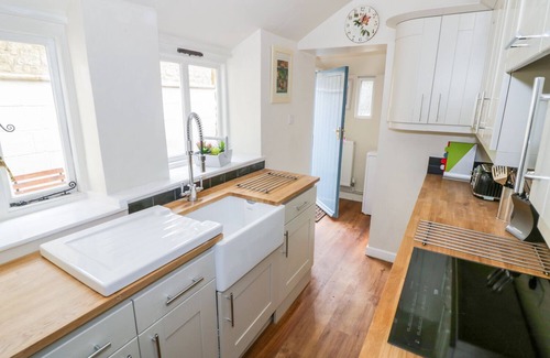 Chipping Norton Cottage | VICTORIA COTTAGE, pet friendly, with open fire in Chipping Norton