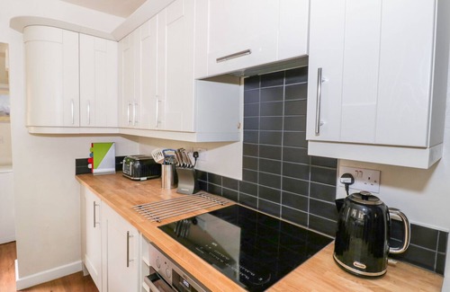 Chipping Norton Cottage | VICTORIA COTTAGE, pet friendly, with open fire in Chipping Norton