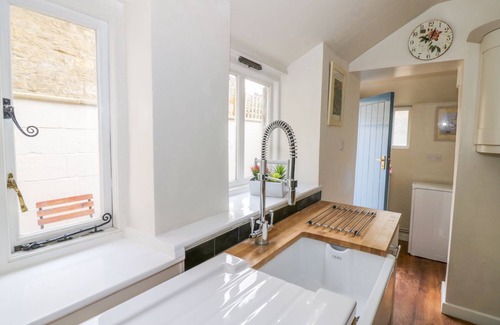 Chipping Norton Cottage | VICTORIA COTTAGE, pet friendly, with open fire in Chipping Norton