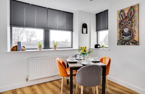 Hyde Apartment | Victoria Home - 2 Bedroom Wi-Fi Parking Workers