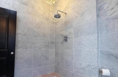 Canton Condo | Victoria House by Tŷ SA - Modern two bed