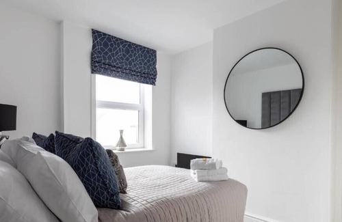 Canton Condo | Victoria House by Tŷ SA - Modern two bed