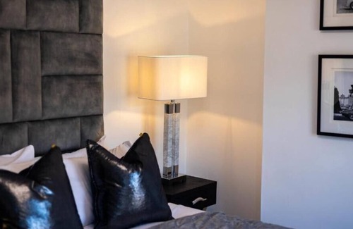 Canton Condo | Victoria House by Tŷ SA - Modern two bed