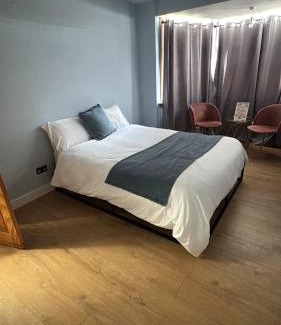Haselbury House | Victoria House - Cozy Rooms