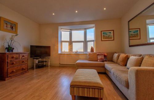 Broadstairs Apartment | Victoria Parade: Perfect family apartment over looking Viking Bay, stones throw from the beach and town