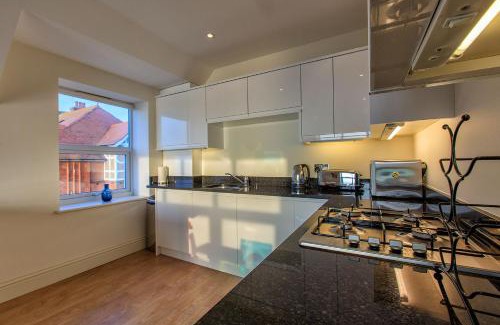 Broadstairs Apartment | Victoria Parade: Perfect family apartment over looking Viking Bay, stones throw from the beach and town