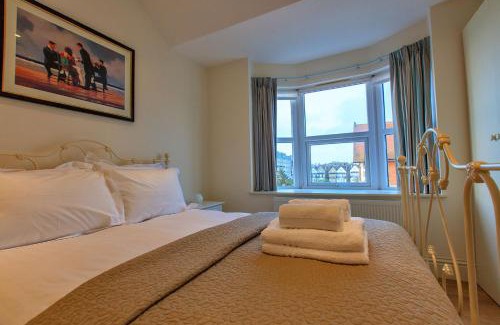 Broadstairs Apartment | Victoria Parade: Perfect family apartment over looking Viking Bay, stones throw from the beach and town
