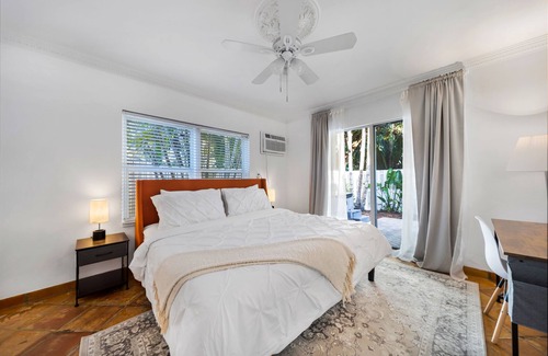 Hendricks and Venice Isles Apartment | Victoria Park Apart with Private Backyard and BBQ