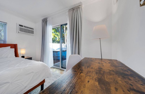 Hendricks and Venice Isles Apartment | Victoria Park Apart with Private Backyard and BBQ