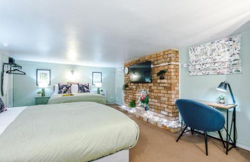 Leamington Spa Apartment | Victoria Park Studio 3 - Free Parking, Amazon Prime, WiFi, Town Centre